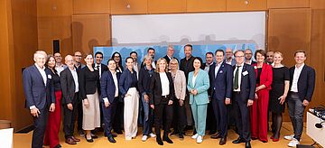 Gruppenfoto mit den Beteiligten.. for further information see image caption