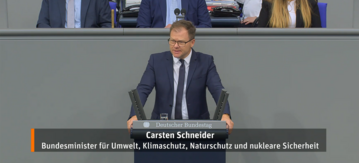 Carsten Schneider hält die Rede im Bundestag