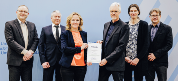 Steffi Lemke übergibt Förderurkunde