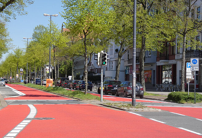Eine breite Fahrradstraße in Bremen