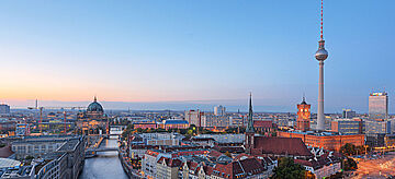 Ein Panorama von Berlin mit dem Alexandertum sowie Berliner Dom.