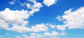 Wolken auf blauem Himmel