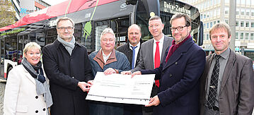 Gruppenbild: Staatssekretär Pronold übergibt Förderbescheid an die Nürnberger Verkehrsbetriebe