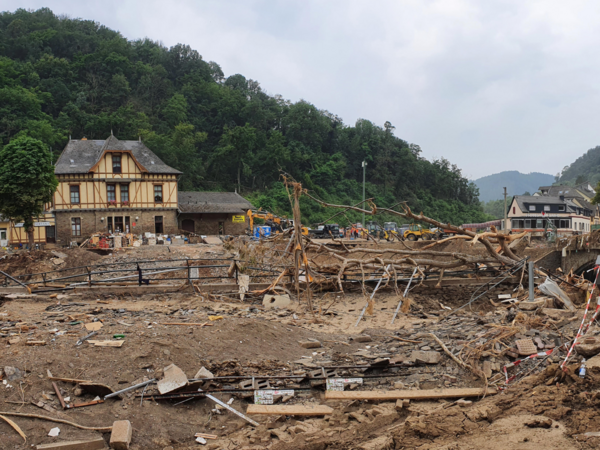 Aufnahme von komplett zerstörten Häusern im Ahrtal nach der Flut. 