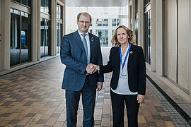 Steffi Lemke reicht dem ukrainischen Umweltminister die Hand.