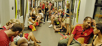 Spanische Fußballfans in der U-Bahn