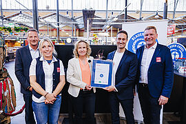 Steffi Lemke übergibt die Urkunde an die Firmengründer