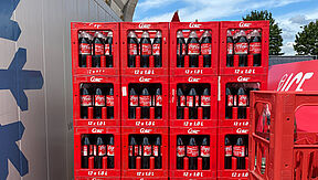 Anlieferung von Coca Cola in Mehrwegkisten
