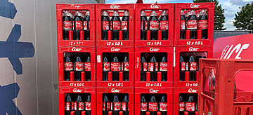 Anlieferung von Coca Cola in Mehrwegkisten