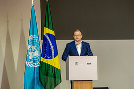 Carsten Schneider trägt eine Rede vor