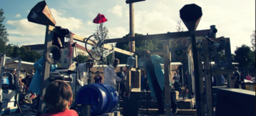 Selbstgebauter Musikroboter aus Schrauben, Federn, PET-Flaschen und Konservendosen