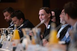 Teilnehmende der Veranstaltung am Diskussionstisch.