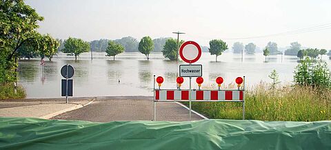 Straße überflutet, Rettung durch Sandsäcke