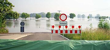 Straße überflutet, Rettung durch Sandsäcke