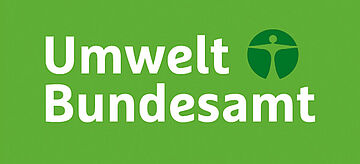 Grünes Logo des Umweltbundesamts (UBA) mit abstraktem Menschen