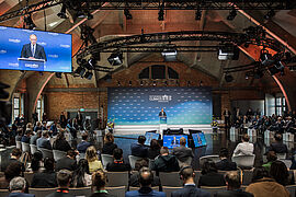 Blick in den Saal mit Friedrich Merz am Rednerpult