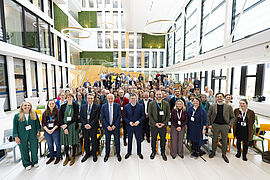 Gruppenfoto mit Bundesminister Carsten Schneider beim KoMoNa-Vernetzungstreffen