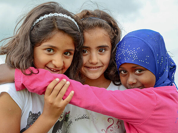 Mädchen umarmen sich