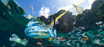 Plastik treibt im Meer
