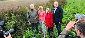 Svenja Schulze mit Julia Klöckner auf einem Acker