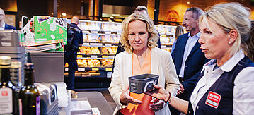 Steffi Lemke mit einem Mehrwegbehältnis