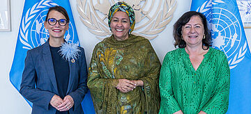 Die stellvertretende Generalsekretärin Amina Mohammed (Mitte) trifft sich mit Rita Schwarzelühr-Sutter (links), Parlamentarische Staatssekretärin im Bundesministerium für Umwelt, Klimaschutz, Naturschutz und Reaktorsicherheit, und Bärbel Kofler, Parlamentarische Staatssekretärin beim Bundesminister für wirtschaftliche Zusammenarbeit und Entwicklung.