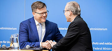 Handschlag zwischen Carsten Schneider und Dr. Hans Henri P. Kluge, WHO-Regionaldirektor für Europa