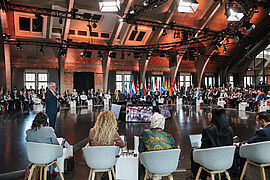Jochen Flasbarth steht auf dem Podium