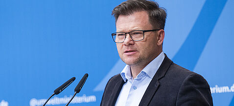 Carsten Schneider am Mikrofon