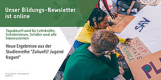 Bildungsnewsletter 07/2026 zum Thema Neue Ergebnisse aus der Studienreihe "Zukunft? Jugend fragen!".  Zwei Personen gucken sich Plakate an.