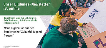Bildungsnewsletter 07/2026 zum Thema Neue Ergebnisse aus der Studienreihe "Zukunft? Jugend fragen!". Zwei Personen gucken sich Plakate an.