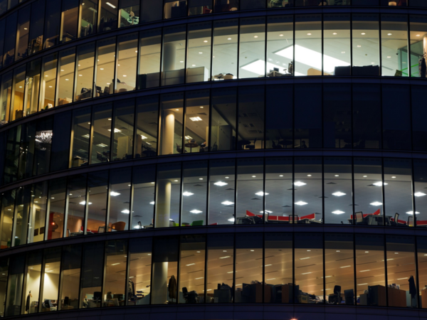 Ein beleuchtetes Bürogebäude bei Nacht