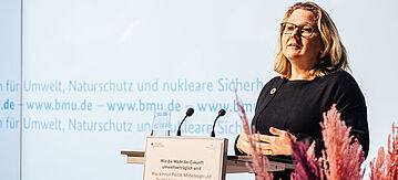 Svenja Schulze am Rednerpult bei der FashionWeek 2020