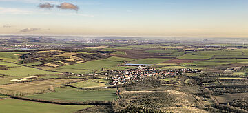 Eine Landschaft mit Siedlungen aus der Vogelperspektive. for further information see image caption