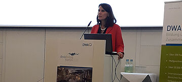 Parlamentarische Staatssekretärin Rita Schwarzelühr-Sutter am Rednerpult.