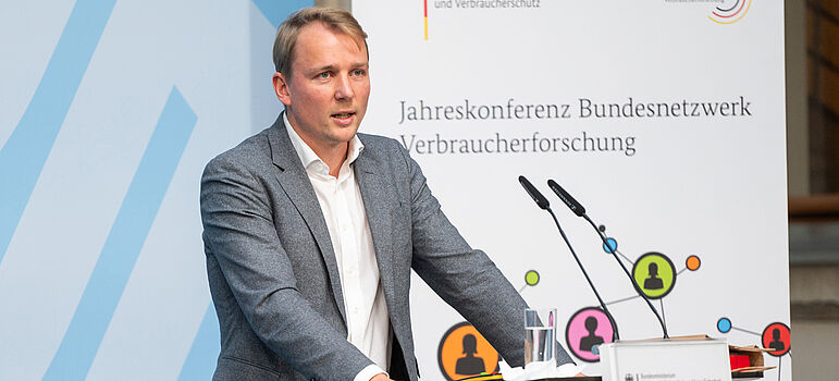 Parlamentarischer Staatssekretär Dr. Jan-Niclas Gesenhues am Rednerpult