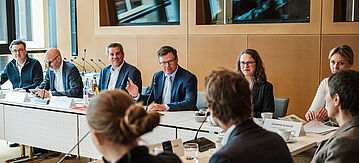 Carsten Schneider beim Treffen mit Internationalen KI-Experten