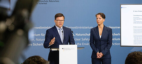 Bundesumweltminister Carsten Schneider und BAFA-Präsidentin Dr. Mandy Pastohr bei der Vorstellung des neuen E-Auto-Förderprogramms