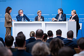 Podiumsdiskussion auf der Bühne bei der Veranstaltung Erneuerbare Energien sind Sicherheitsenergien