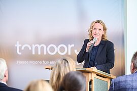 Bundesumweltministerin Steffi Lemke hält eine Rede in der Succow Stiftung