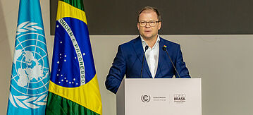 Carsten Schneider auf der Weltklimakonferenz (COP30) am Rednerpult