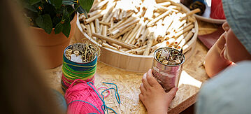 Kinder basteln mit Dosen und Schilf Insektenhotels