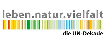bunter Strichcode darüber schwarzer Schriftzug leben.natur.vielfalt unter dem Strichcode schiftzug die UN Dekade