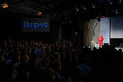 Bundesumweltministerin auf dem Podium