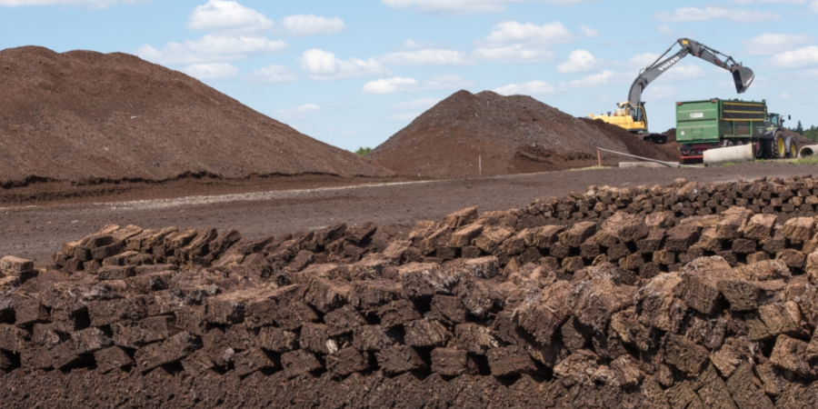 Eine Maschine baut Torf ab