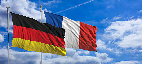 Flaggen wehen im Wind