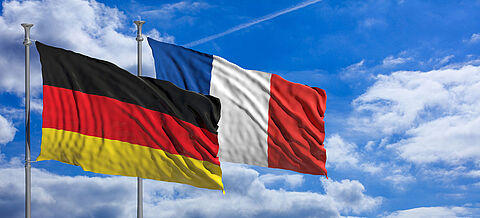 Flaggen wehen im Wind