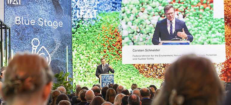 Carsten Schneider hält eine Rede auf der Bühne bei der Eröffnung der IFAT Munich 2026