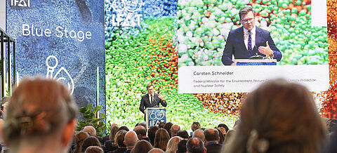 Carsten Schneider hält eine Rede auf der Bühne bei der Eröffnung der IFAT Munich 2026