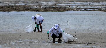 Einwohner des Bundeslandes Pernambuco in Brasilien sammeln am Strand Meeresmüll auf.